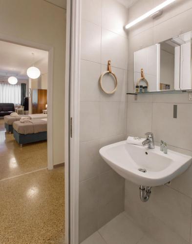 Central apartment on pedestrian street by GHH