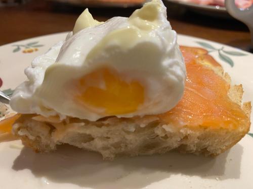 Un trozo de pastel con un huevo encima en un plato. en Auszeit Vienna Wellness Apartment, en Viena