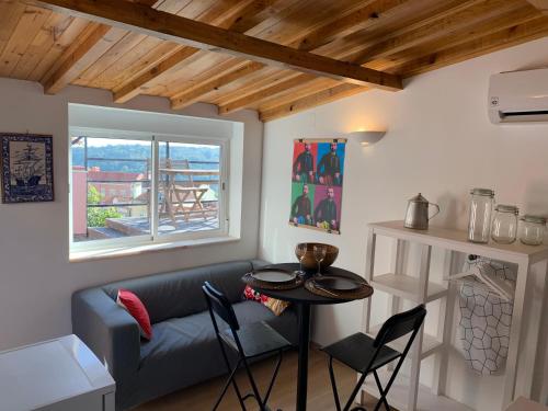 里斯本的住宿－Studio ensoleillé avec terrasse proche d'Amoreiras，客厅配有蓝色的沙发和桌子