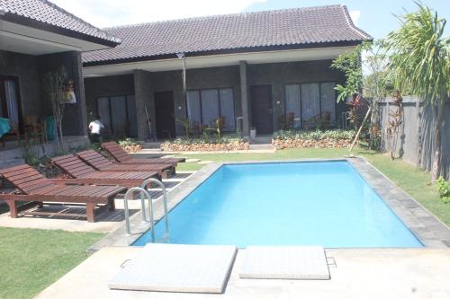 una piscina en el patio de una casa en Willy Homestay, en Uluwatu