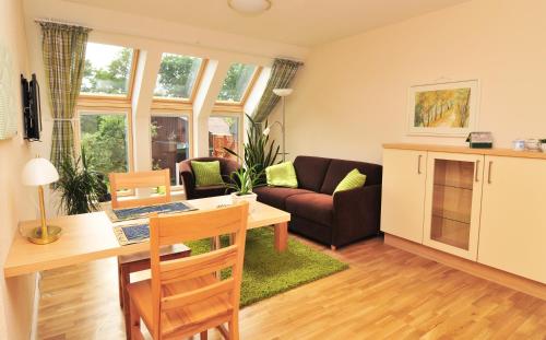 a living room with a table and a couch at Schloms Hof in Waffensen