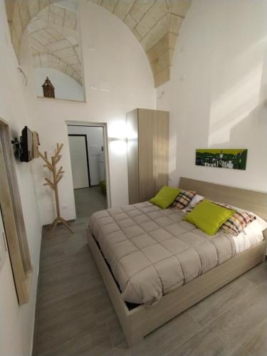 una camera da letto con un letto grande in una stanza di Casa da Giacomo (barocco) a Lecce