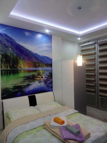 1 dormitorio con 2 camas y un cuadro en la pared en Dado, en Bijeljina