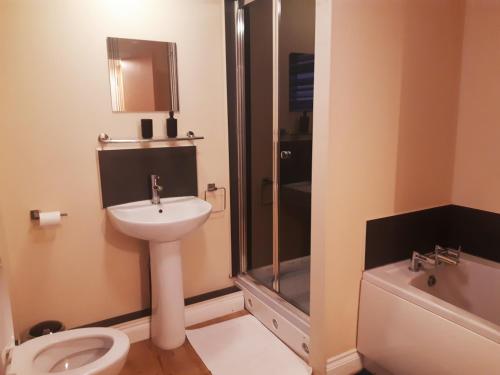 Ένα μπάνιο στο Yarmouth Apartments, Street Permit Parking, Close To Everything, Beach, Pier, Free WIFI