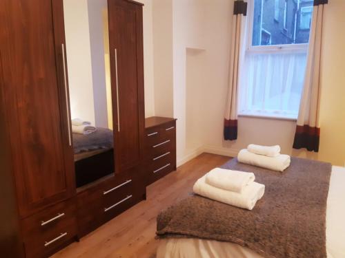 Ένα ή περισσότερα κρεβάτια σε δωμάτιο στο Yarmouth Apartments, Street Permit Parking, Close To Everything, Beach, Pier, Free WIFI