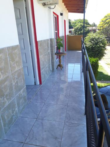 una pasarela que conduce a la puerta principal de una casa en Alojamiento 1 Lili y Víctor en Puerto Iguazú