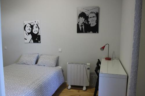 Säng eller sängar i ett rum på Practical and Comfortable Apartment with Garden