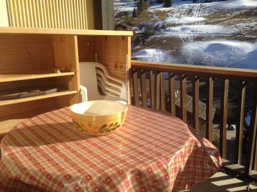 una ciotola seduta sopra un tavolo sul balcone di La Vardase a Le Grand-Bornand