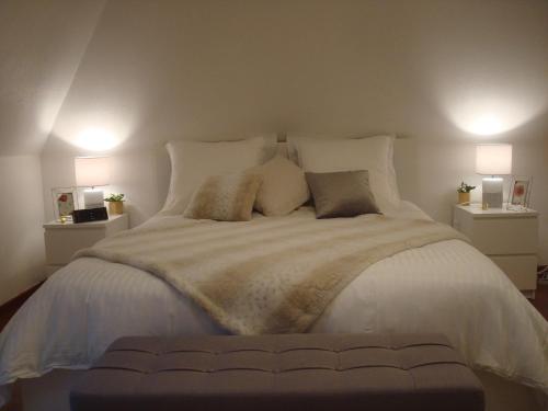 プルゲルノーにあるLes Balcons de Penquéarのベッドルーム(白い大型ベッド、ランプ2つ付)