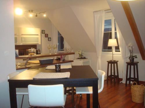 - une salle à manger et une cuisine avec une table et des chaises dans l'établissement Les Balcons de Penquéar, à Plouguerneau