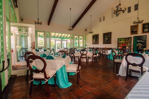 Ein Restaurant oder anderes Speiselokal in der Unterkunft Hotel El Convento Leon Nicaragua 