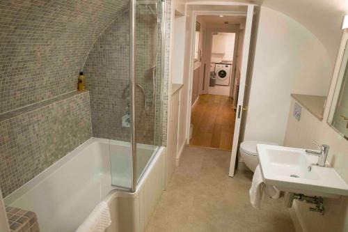 y baño con ducha y lavamanos. en Bath Garden Apartment en Bath