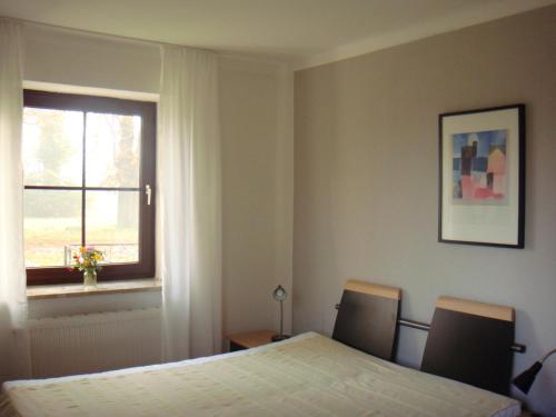 a bedroom with a bed and a window at Kleine Auszeit - Natur und Erholung in Mecklenburg in Reimershagen