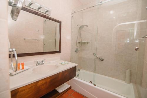 Ein Badezimmer in der Unterkunft Hotel El Convento Leon Nicaragua