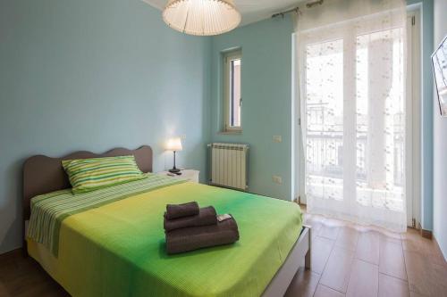1 dormitorio con 1 cama grande con colcha verde en B&B La Tinta en Baronissi