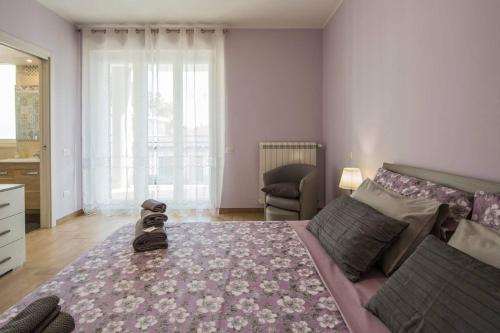 a bedroom with a bed and a couch with shoes on it at B&B La Tinta in Baronissi