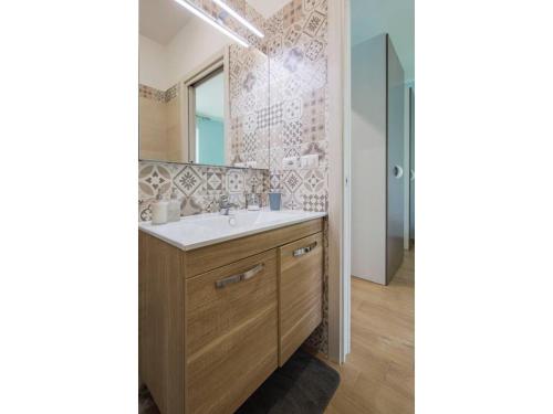 uma casa de banho com um lavatório e um espelho em B&B La Tinta em Baronissi