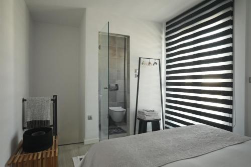 A bathroom at Leoforos 28is Oktovriou