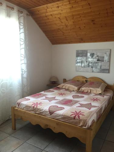 Ένα ή περισσότερα κρεβάτια σε δωμάτιο στο gentianes bleues