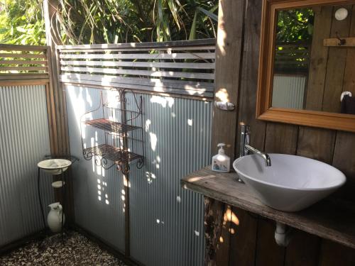 Koupelna v ubytování Ngahere Hou Glamping