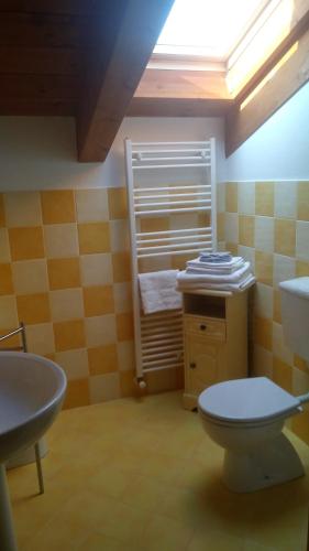 Koupelna v ubytování Maggiociondolo