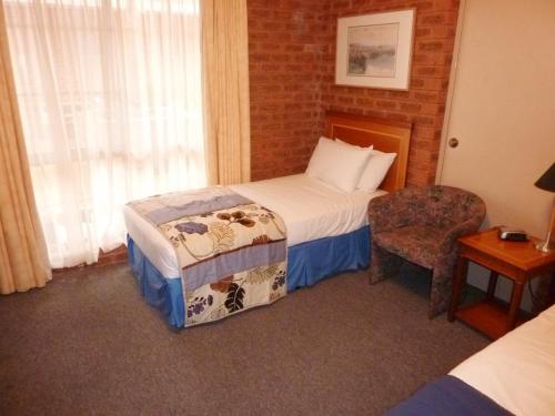 Postel nebo postele na pokoji v ubytování Central Yarrawonga Motor Inn