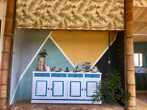 un armario azul en una habitación con techo en Vila da Mata - Bambu House en Alto Paraíso de Goiás