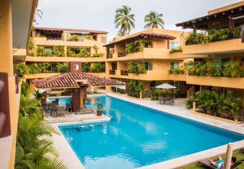 an aerial view of a hotel with a swimming pool at Residencial Los Mangos - Departamento 205 in Zihuatanejo