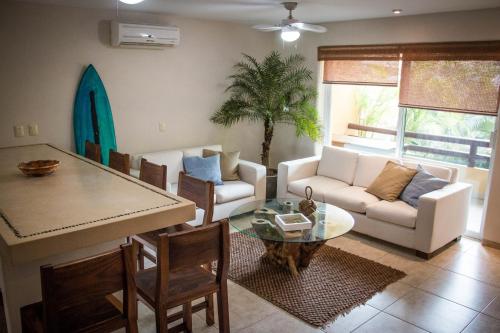 a living room with a couch and a table at Residencial Los Mangos - Departamento 205 in Zihuatanejo