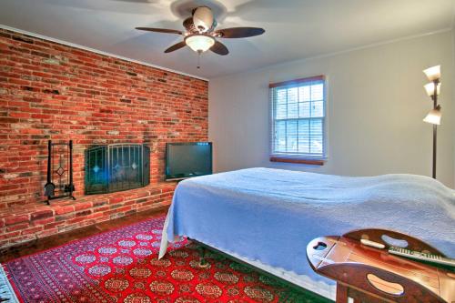 1 dormitorio con cama y pared de ladrillo en Annapolis Home with Deck and Whitehall Bay Access en Annapolis