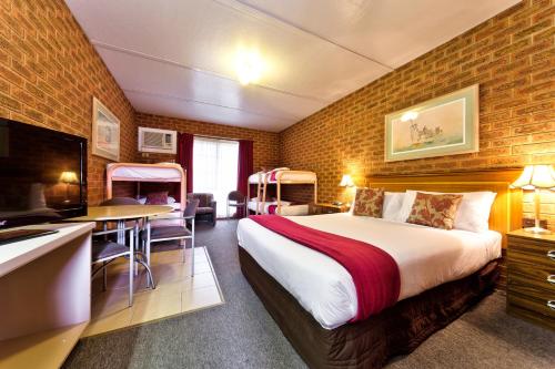 Habitación de hotel con cama grande y escritorio. en Central Yarrawonga Motor Inn en Yarrawonga