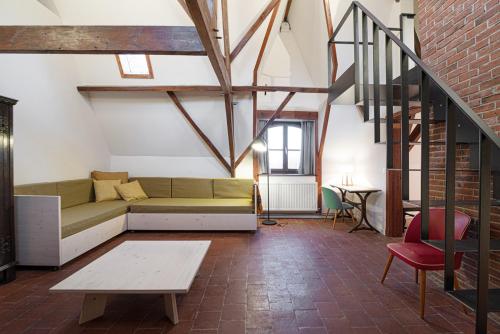 a living room with a couch and a table at De Pannenbakkerij in Kruishoutem