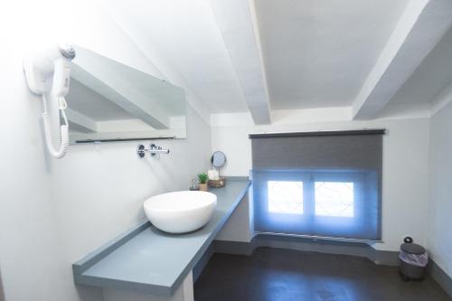 La salle de bains est pourvue d'un lavabo blanc sur un comptoir. dans l'établissement B&Big Prato, à Prato