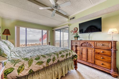 una camera con letto, TV e finestra di Anchors Aweigh a Ocean City