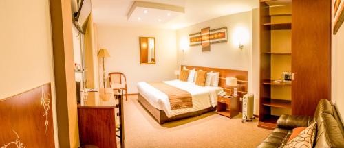 a hotel room with a bed and a bathroom at Hotel La Cuesta de Cayma in Arequipa