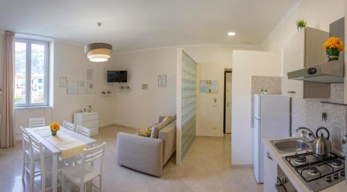 Η κουζίνα ή μικρή κουζίνα στο Lucia Apartments