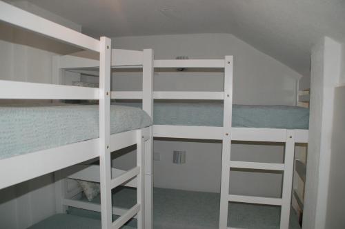 a room with two bunk beds and a staircase at Villa Pedras d'el Rei in Santa Luzia