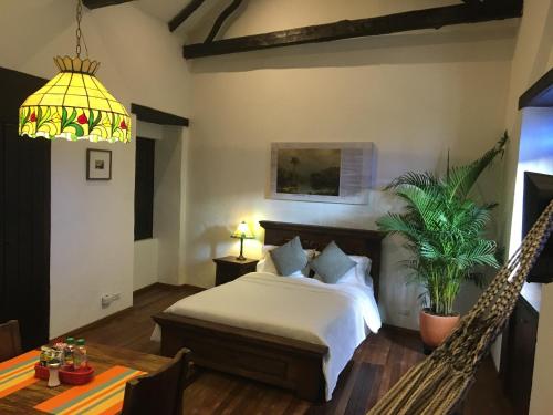 1 dormitorio con 1 cama y 1 hamaca en Casa Aranjuez en Bogotá