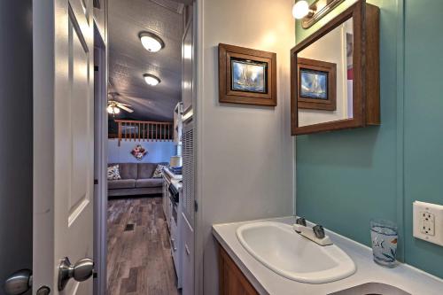 Kúpeľňa v ubytovaní Cozy Middle Bass Cabin with Grill and Lagoon Access!