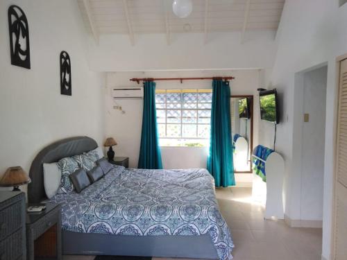 מיטה או מיטות בחדר ב-C & A Seashell Villa