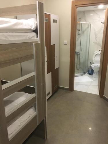 Cette chambre comprend des lits superposés et une salle de bains pourvue d'une douche. dans l'établissement İstanbul Terrace Hotel, à Istanbul