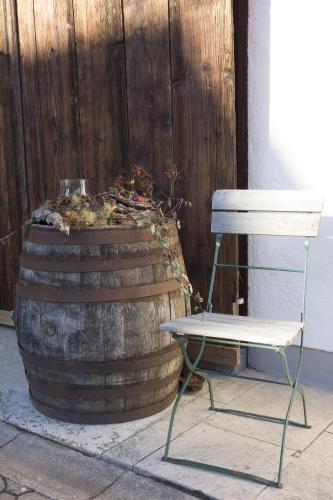 a table and a bench next to a barrel at Appartement - Ferienwohnung - FeWo Heuboden in Emmering