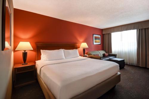 מיטה או מיטות בחדר ב-Holiday Inn Cincinnati-Riverfront, an IHG Hotel