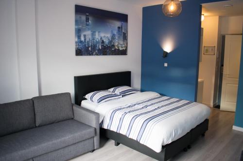 1 dormitorio con cama y sofá en Central Studios, en La Haya