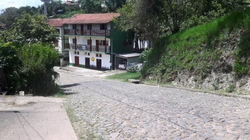 uma casa ao lado de uma estrada de pedra em Casa do Nelson em Conceição do Ibitipoca