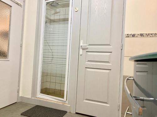 a glass door with a window in a room at Maison de campagne Chez Trabou et Loulou 20 min de La Rochelle in Aigrefeuille-dʼAunis