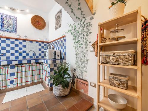 La salle de bains est revêtue de carrelage bleu et blanc. dans l'établissement CIVICO 11, à SantʼAntìoco