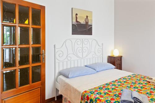マテーラにあるDimora Teodoraのベッドルーム(青い枕の大きな白いベッド付)