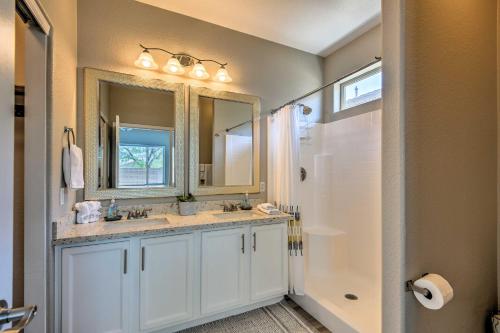 La salle de bains est pourvue d'un lavabo, d'un miroir et d'une douche. dans l'établissement Gold Canyon Retreat with Superstition Mountain Views, à Gold Canyon