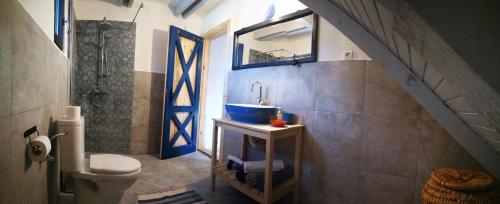 bagno con lavandino blu e servizi igienici di Cheia 99 a Moieciu de Jos